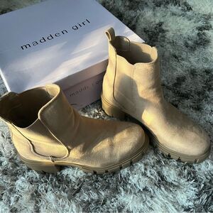 Madden Girl Tessa Sand Fab Chelsea Boot Suede Women’s Size 8.5